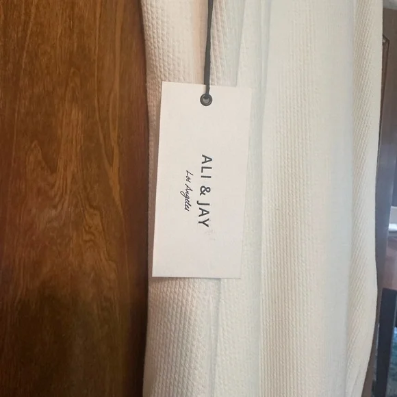ALI & JAY White Beautiful Dress. Flowy Sleeves, Soft Textured Fabric. XL. NWT. - Picture 3 of 12